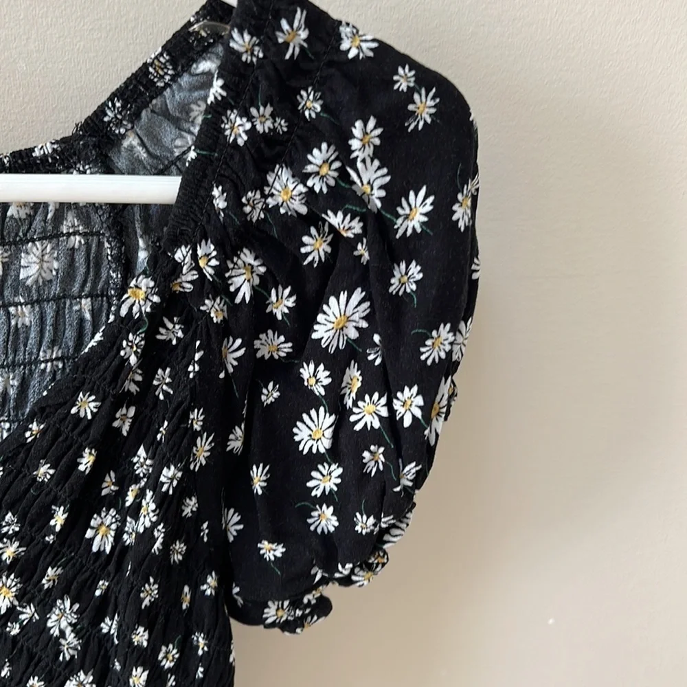 Lottie Moss black white daisy ruched v neck short sleeved top size M